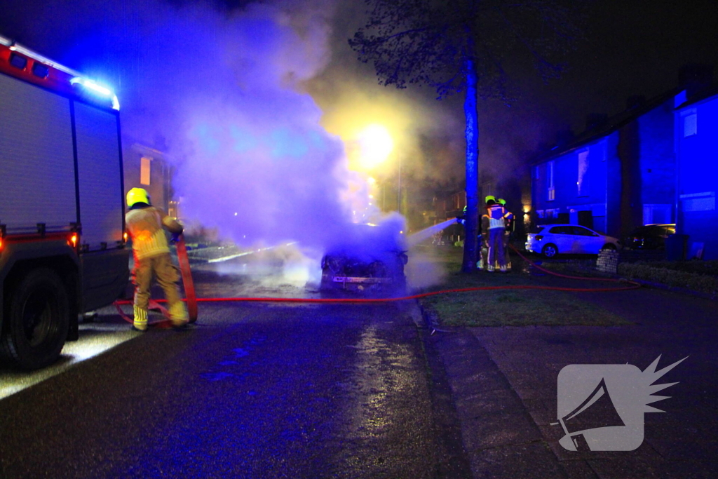 Meerdere explosies tijdens autobrand