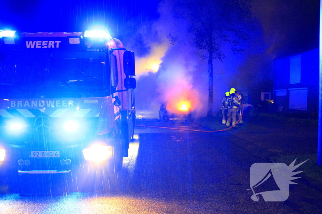 Meerdere explosies tijdens autobrand