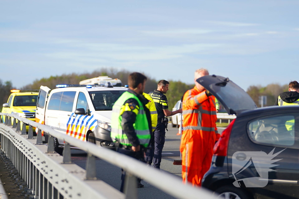 Personenauto botst tegen middengeleider