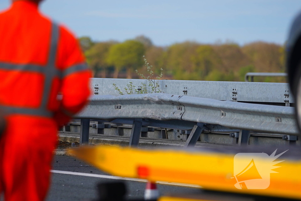 Personenauto botst tegen middengeleider