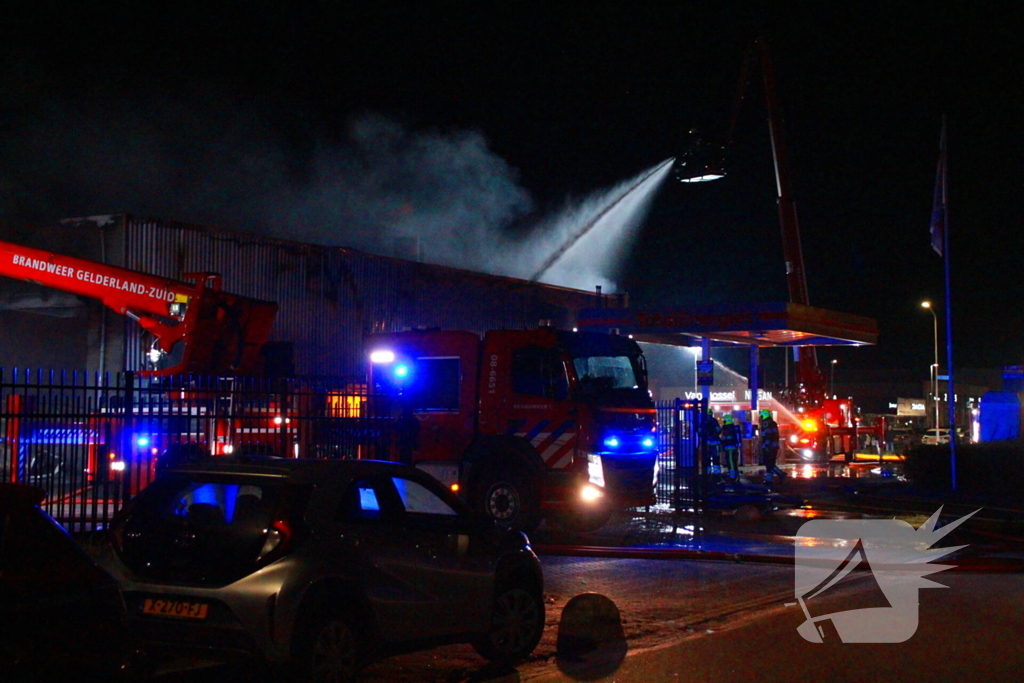 Brandweer blust grote brand in carrosserie fabriek