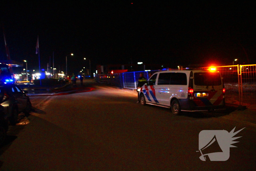 Brandweer blust grote brand in carrosserie fabriek