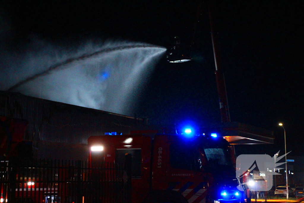 Brandweer blust grote brand in carrosserie fabriek