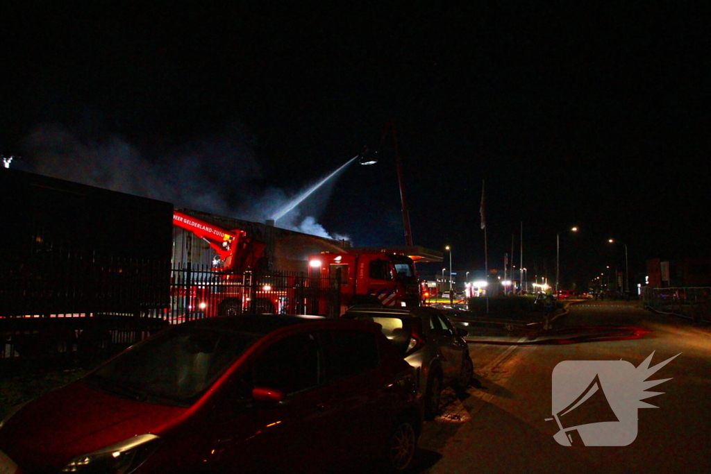 Brandweer blust grote brand in carrosserie fabriek