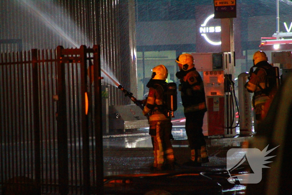 Brandweer blust grote brand in carrosserie fabriek