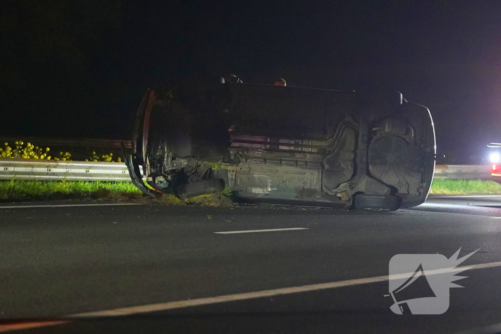 Auto botst tegen vangrail en belandt op zijkant op A28