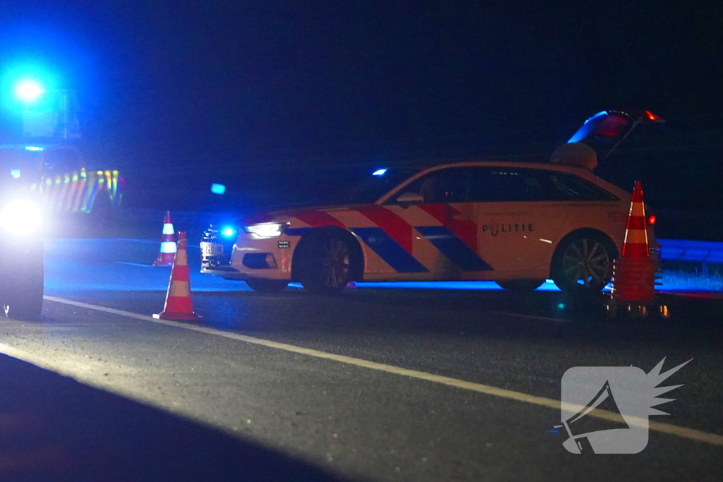 Auto botst tegen vangrail en belandt op zijkant op A28