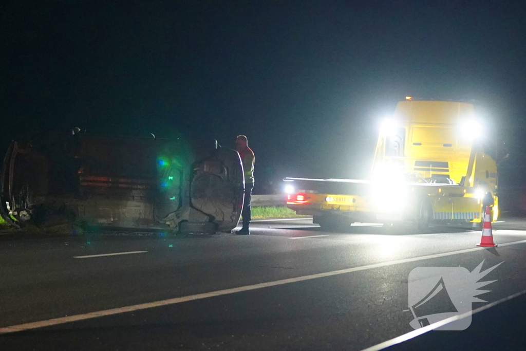 Auto botst tegen vangrail en belandt op zijkant op A28