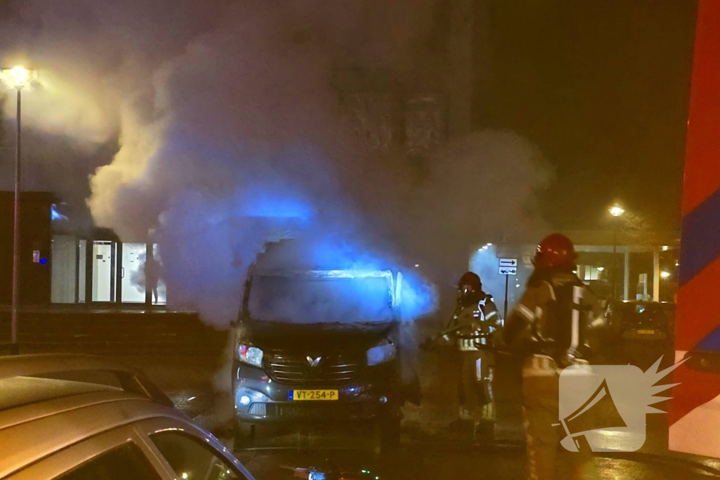Bestelbus gaat in vlammen op