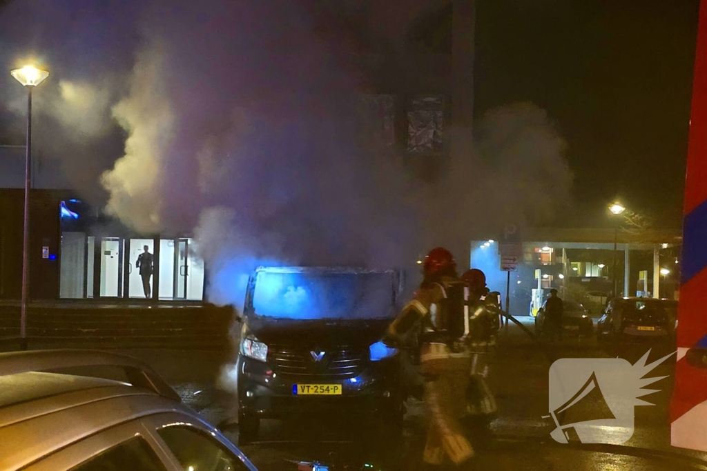 Bestelbus gaat in vlammen op
