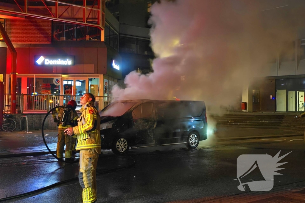 Bestelbus gaat in vlammen op