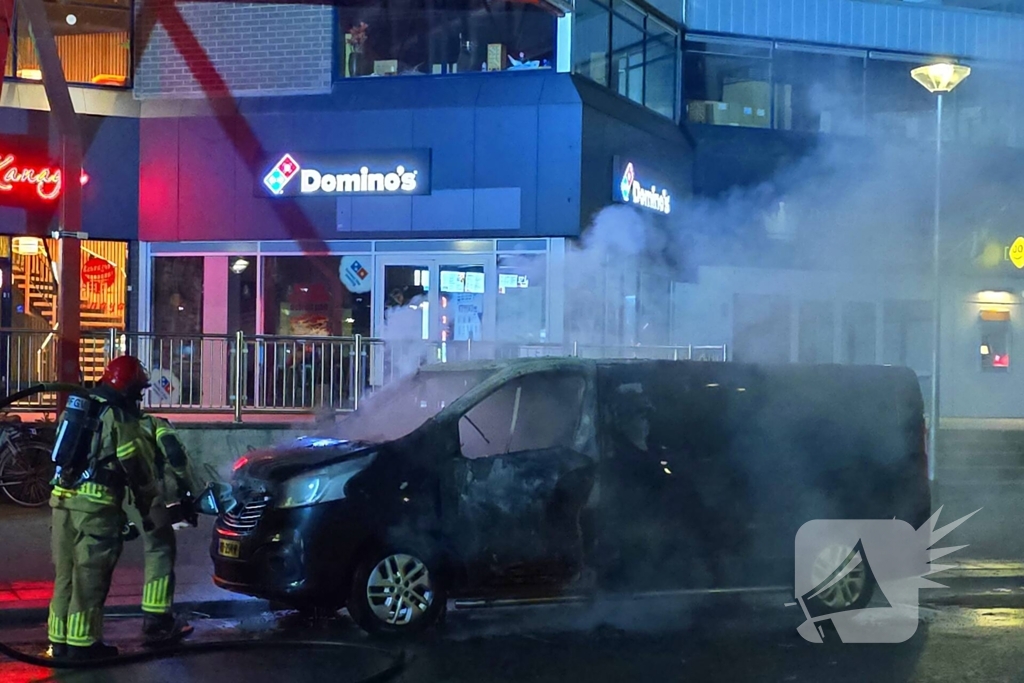 Bestelbus gaat in vlammen op