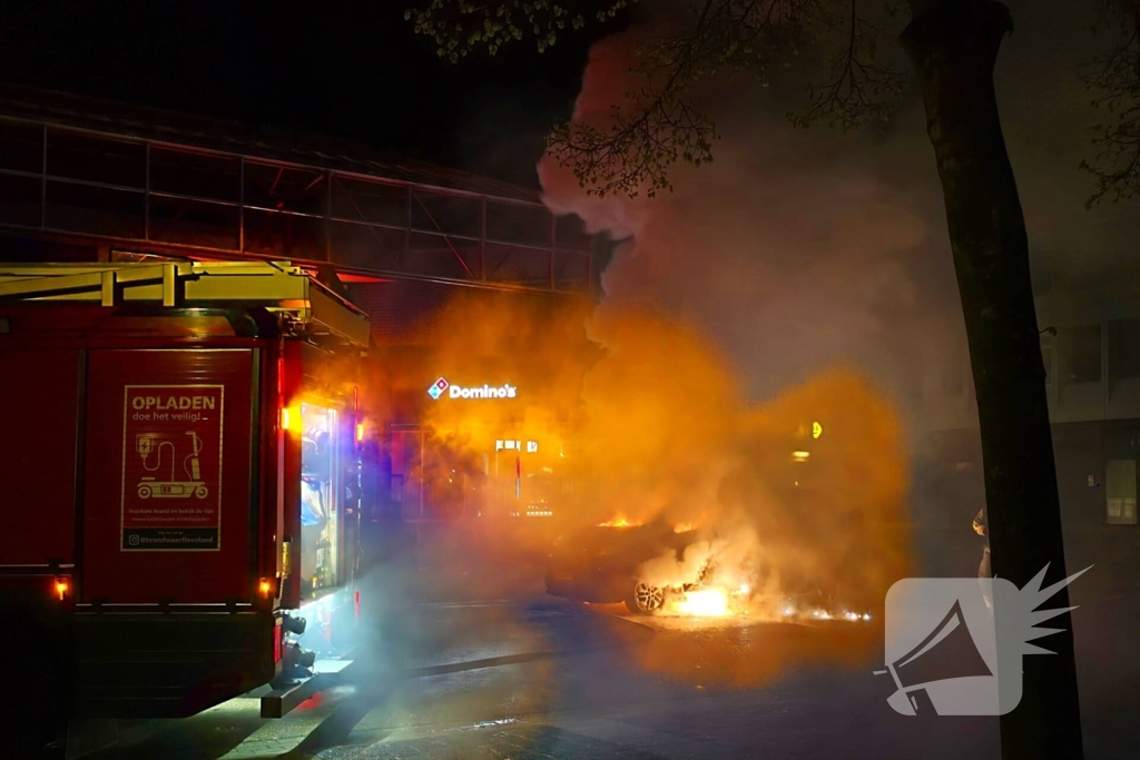Bestelbus gaat in vlammen op