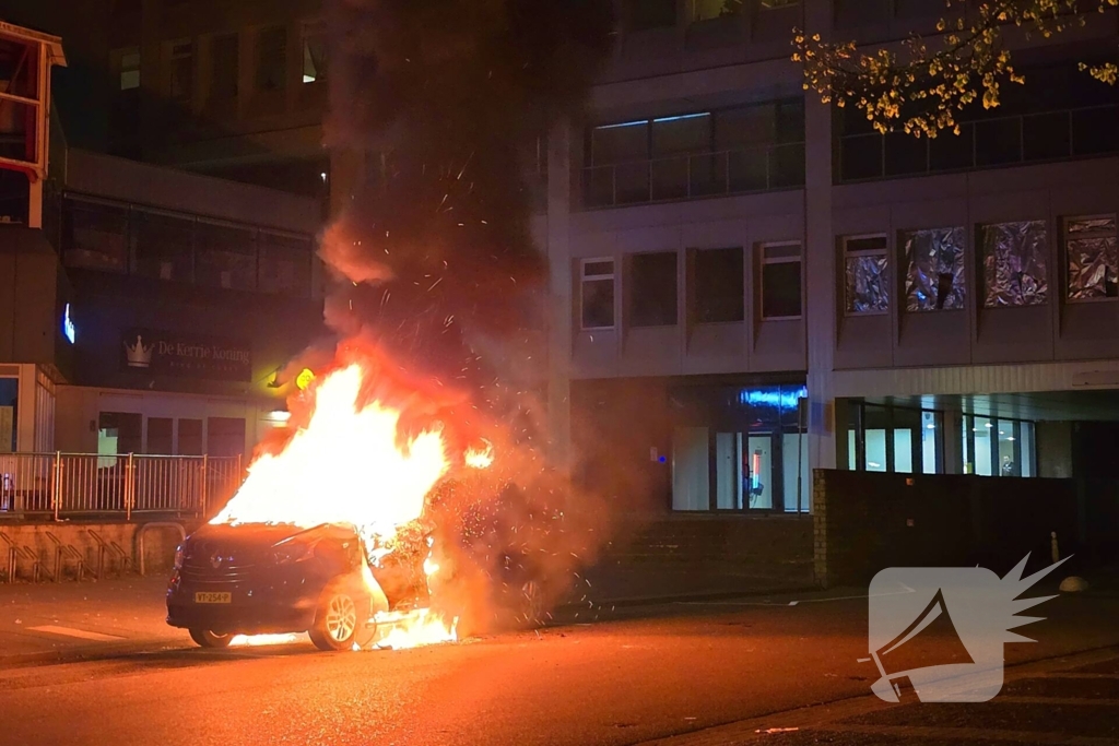 Bestelbus gaat in vlammen op