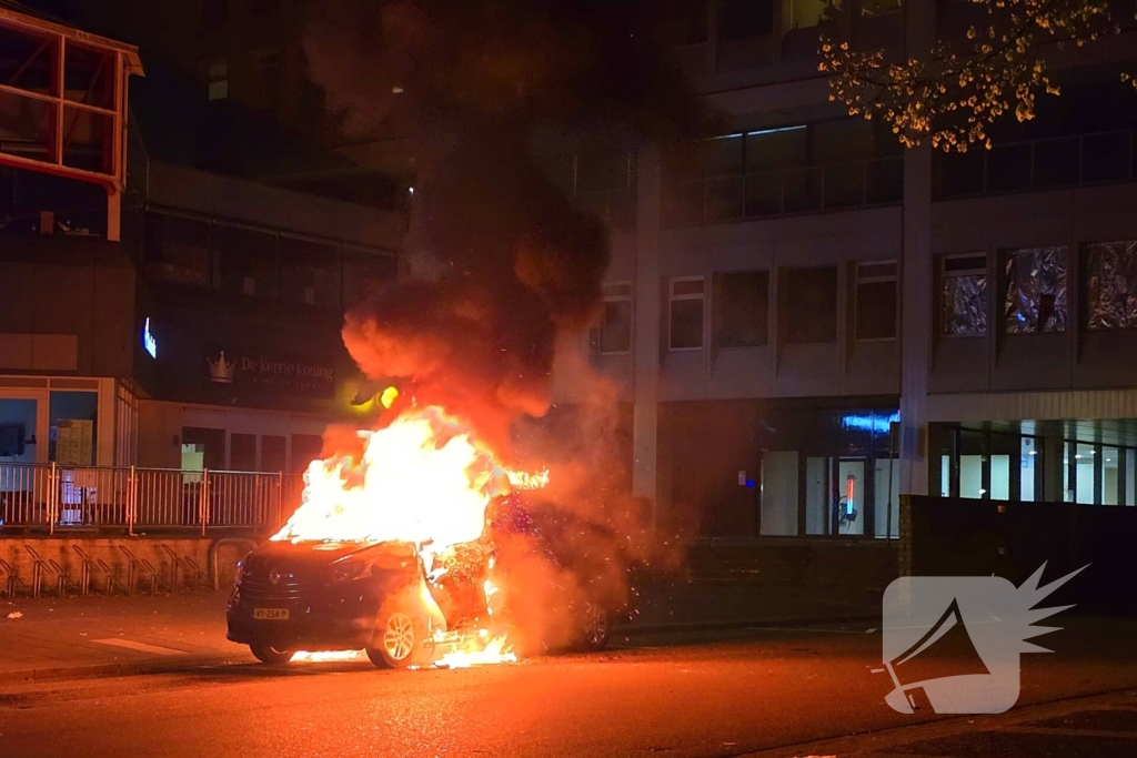Bestelbus gaat in vlammen op