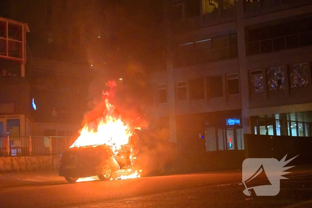 Bestelbus gaat in vlammen op