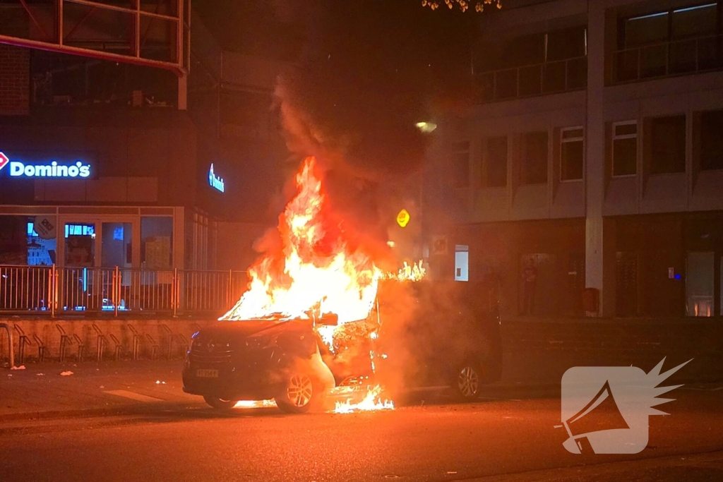 Bestelbus gaat in vlammen op