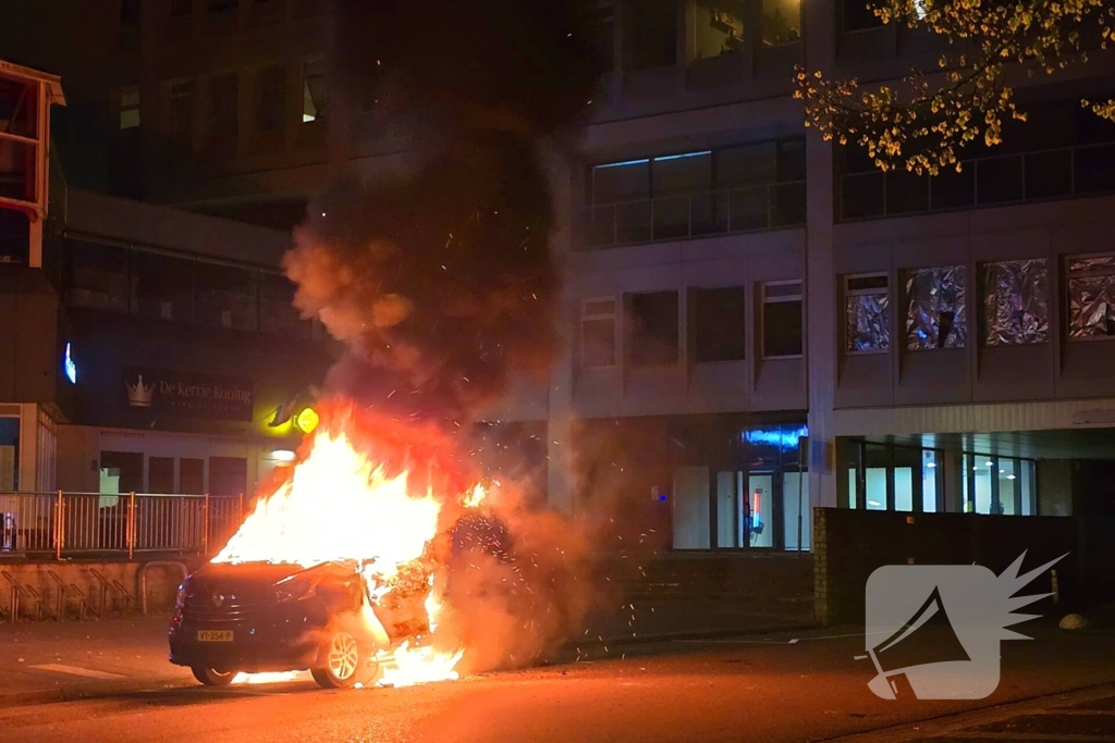 Bestelbus gaat in vlammen op