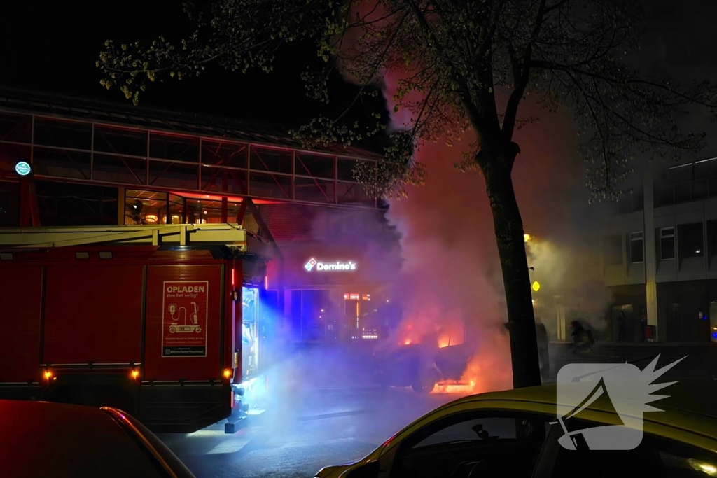 Bestelbus gaat in vlammen op