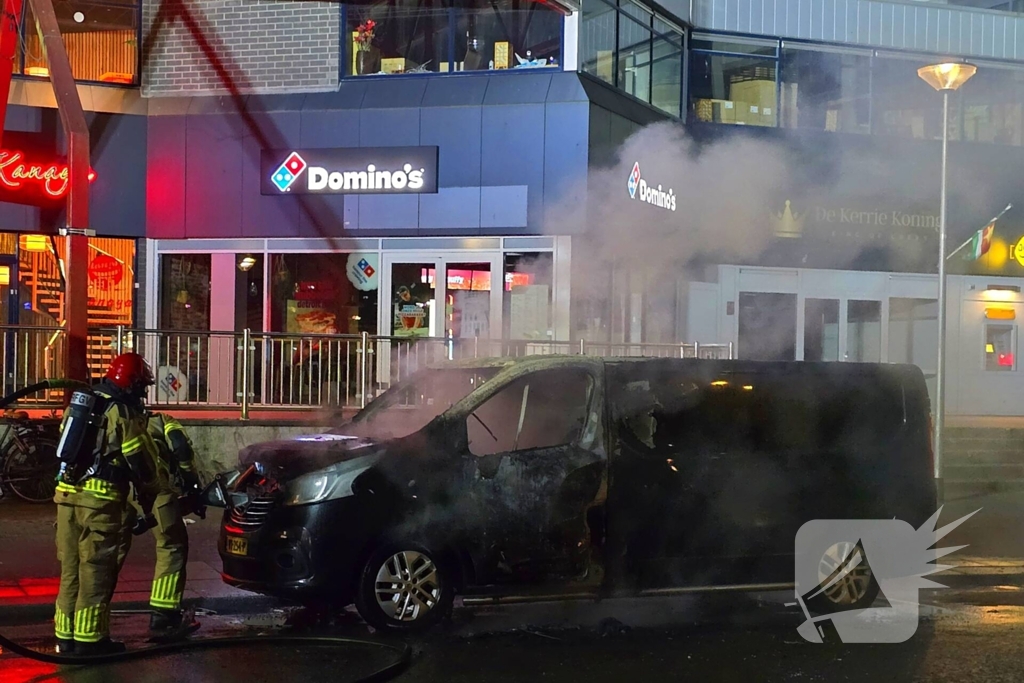 Bestelbus gaat in vlammen op