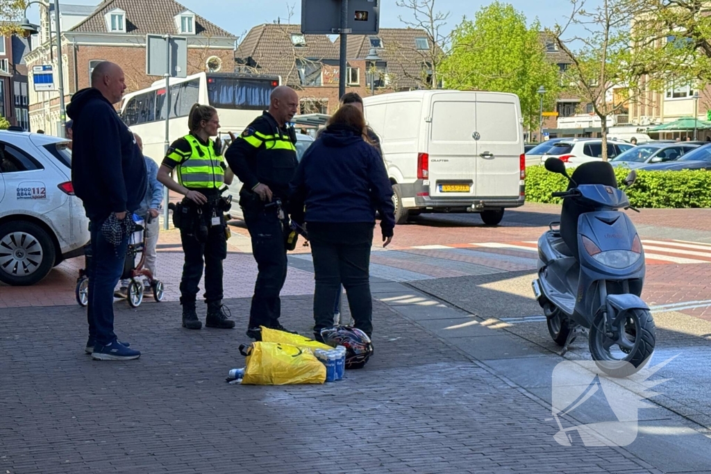 Omstanders blussen brandende scooter