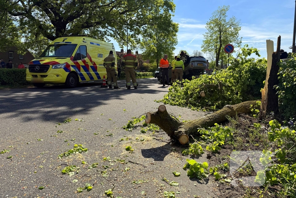 Automobilist ramt meerdere bomen en belandt op op zijn kop