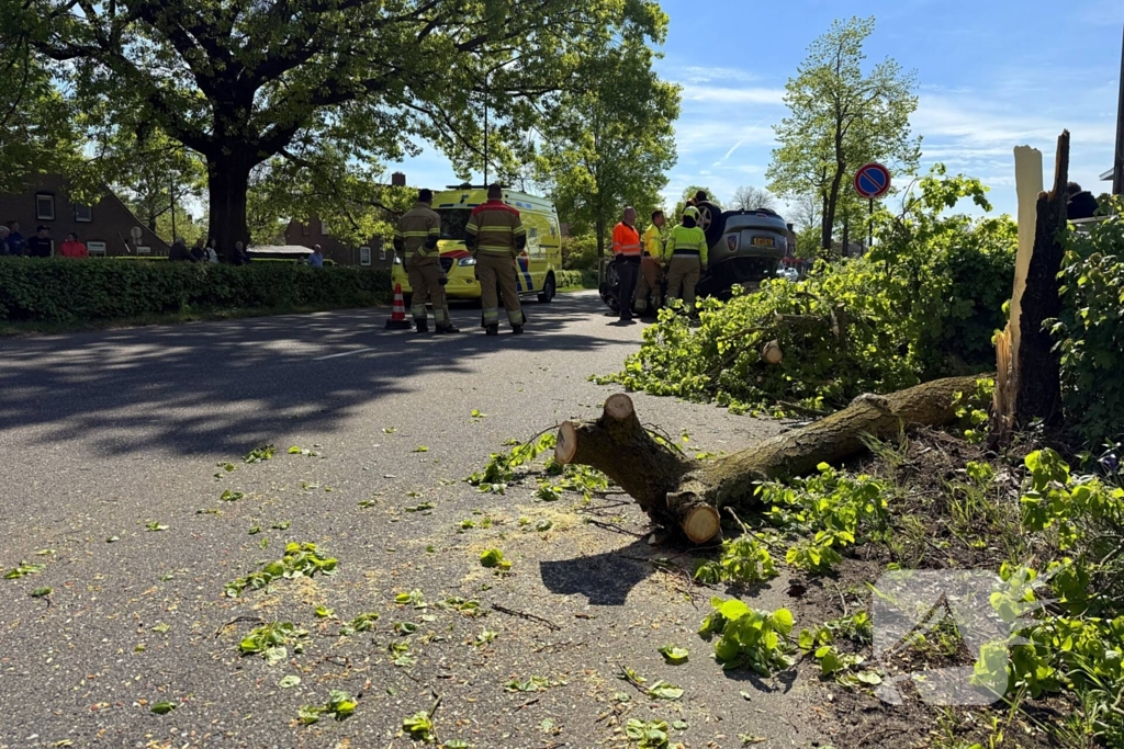 Automobilist ramt meerdere bomen en belandt op op zijn kop