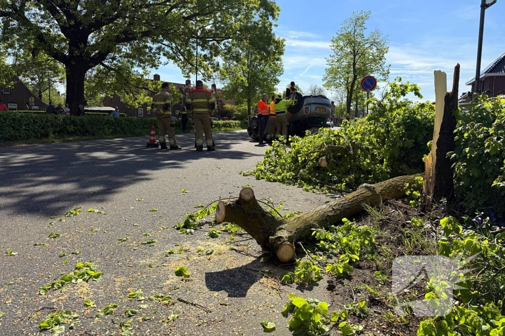 Automobilist ramt meerdere bomen en belandt op op zijn kop