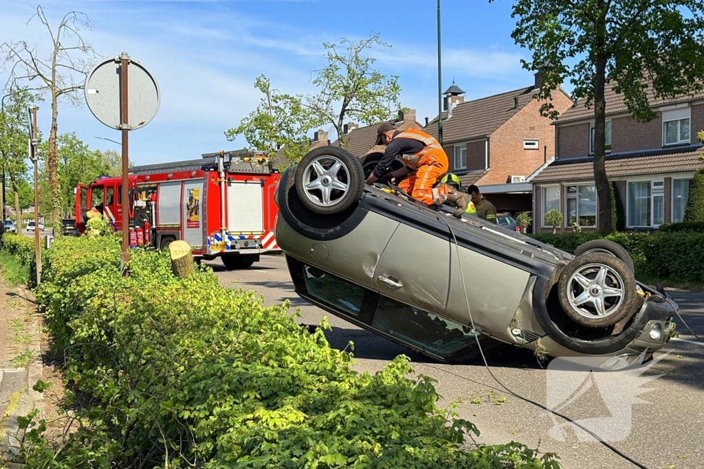 Automobilist ramt meerdere bomen en belandt op op zijn kop
