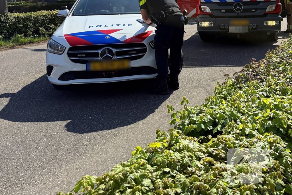 Automobilist ramt meerdere bomen en belandt op op zijn kop