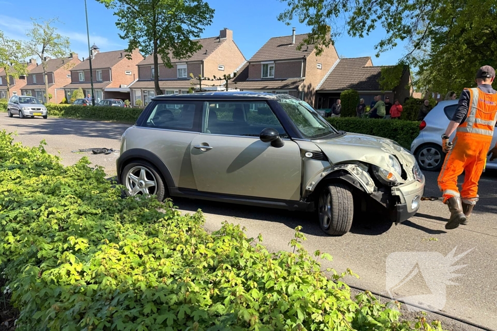 Automobilist ramt meerdere bomen en belandt op op zijn kop