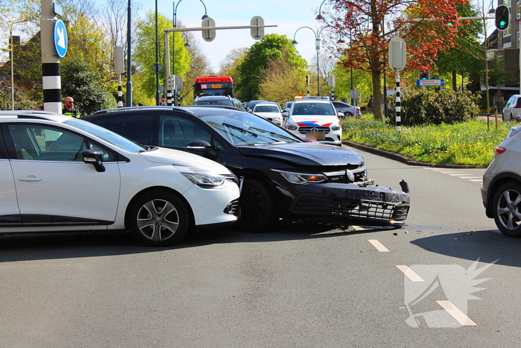 Veel schade bij aanrijding tussen drie voertuigen