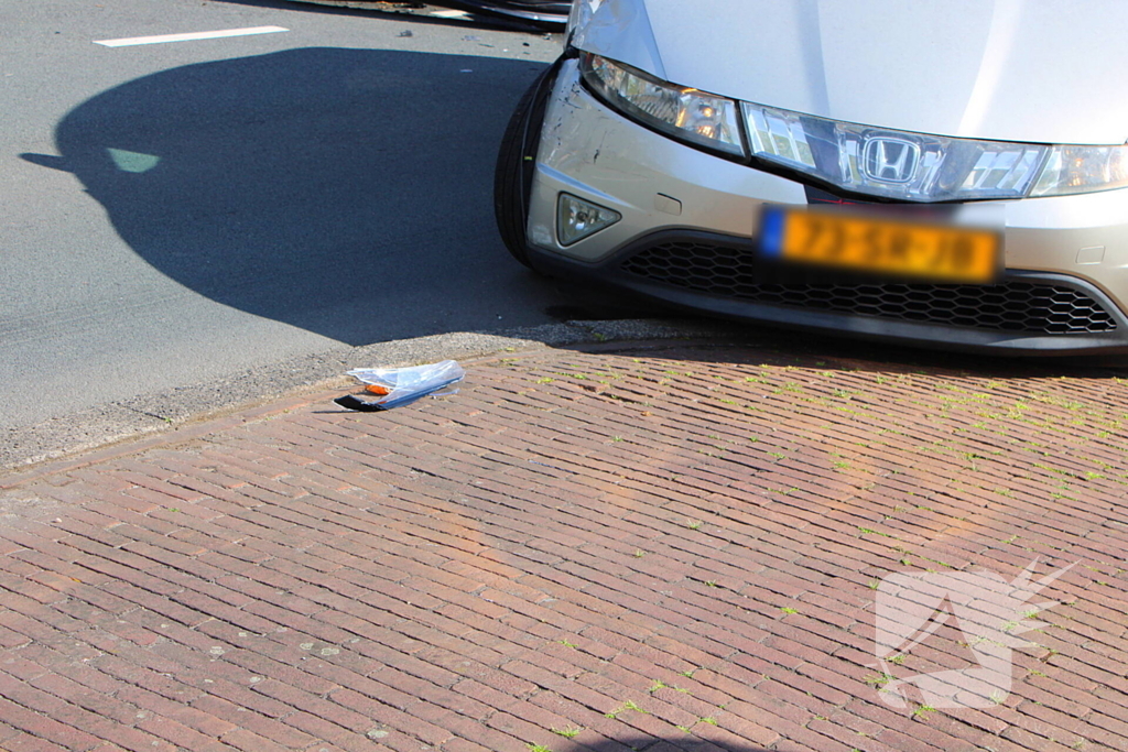 Veel schade bij aanrijding tussen drie voertuigen