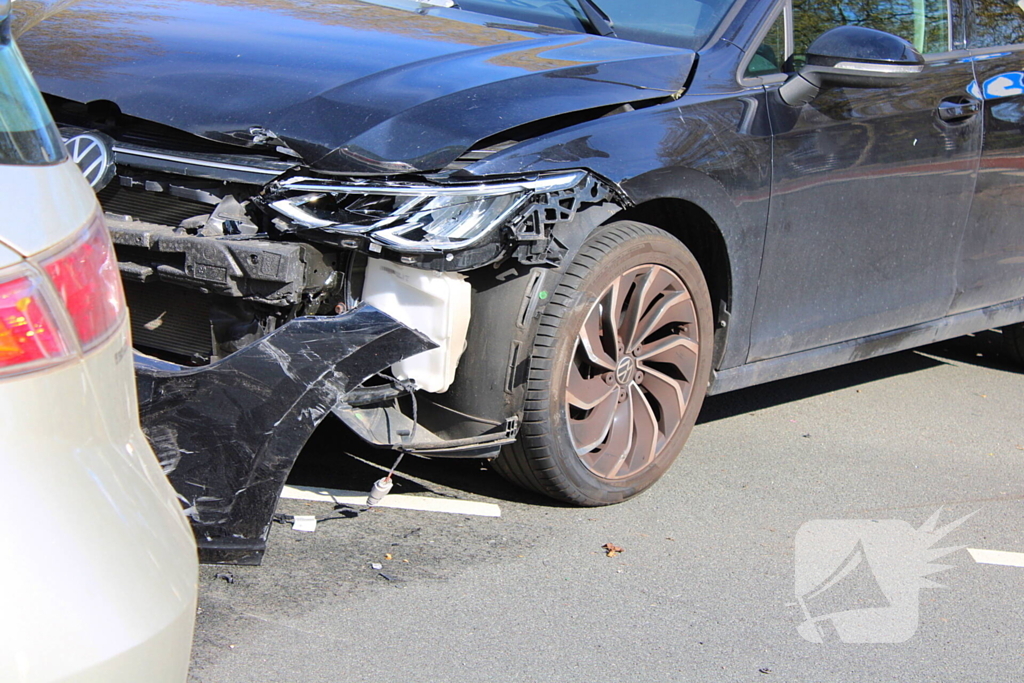 Veel schade bij aanrijding tussen drie voertuigen