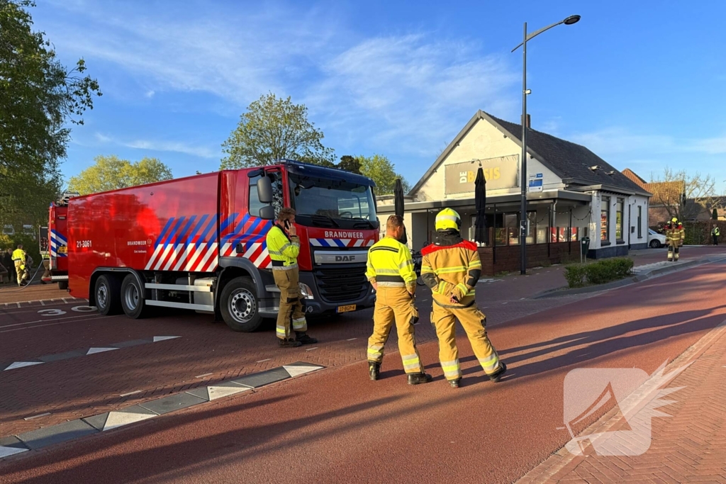 Brandweer blust brand in cafe