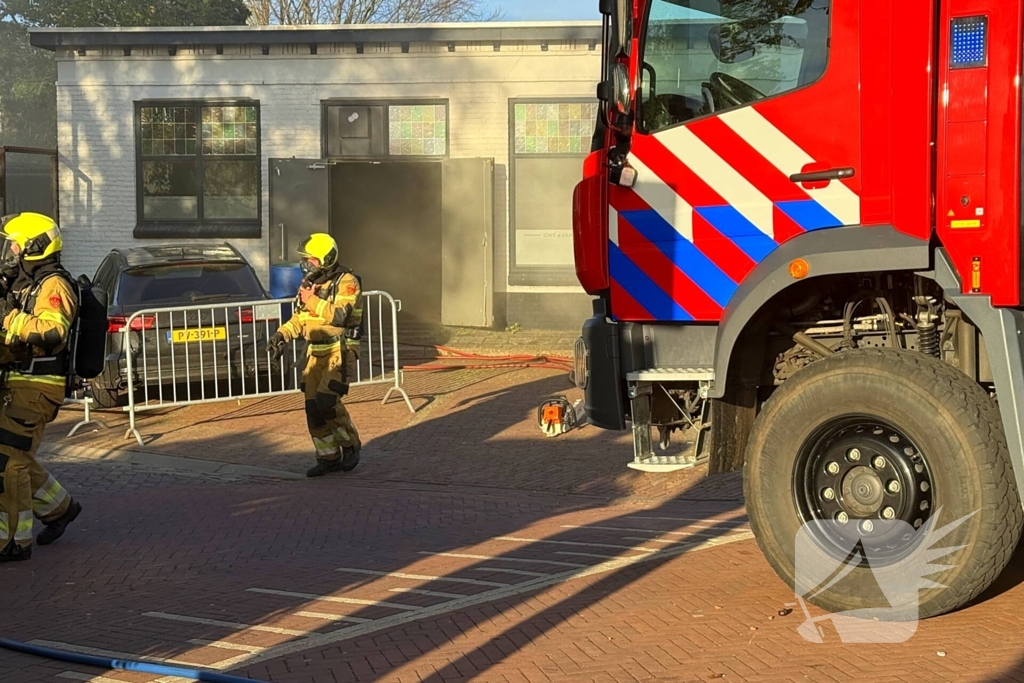 Brandweer blust brand in cafe