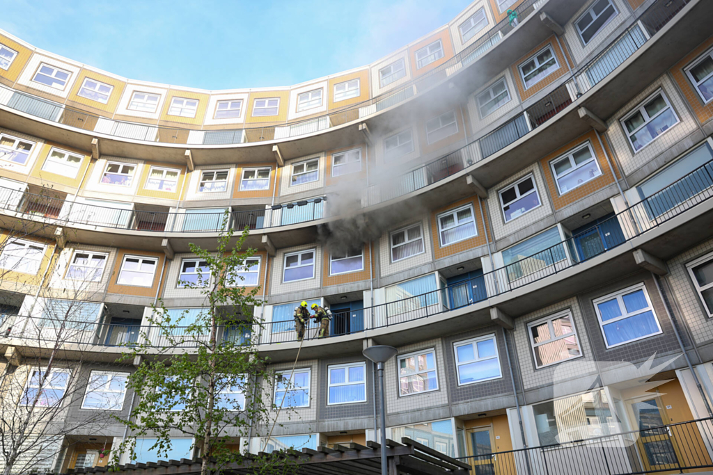 Twee gewonden en dode kat en hond bij brand in flatwoning