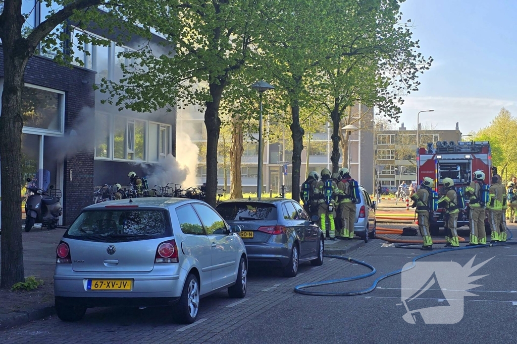 Forse rookontwikkeling bij grote flatbrand