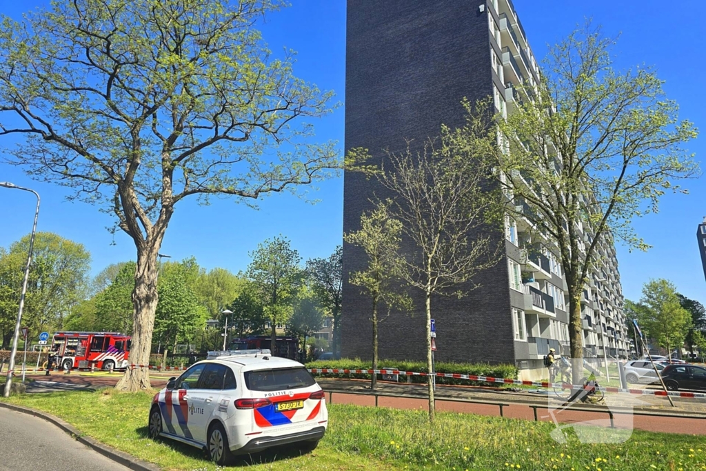 Forse rookontwikkeling bij grote flatbrand