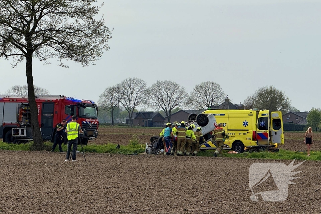 Auto belandt op de kop in weiland