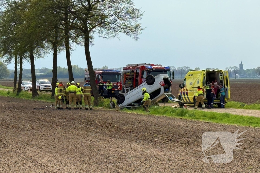 Auto belandt op de kop in weiland