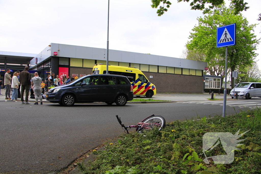 Kind op fiets aangereden door auto