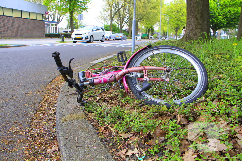 Kind op fiets aangereden door auto