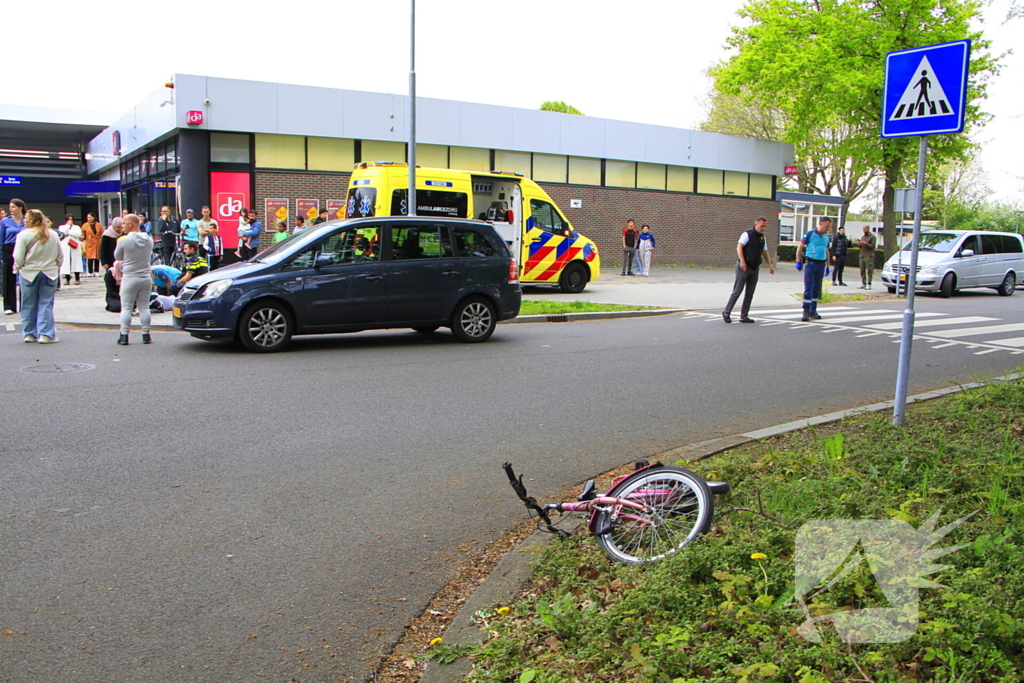 Kind op fiets aangereden door auto