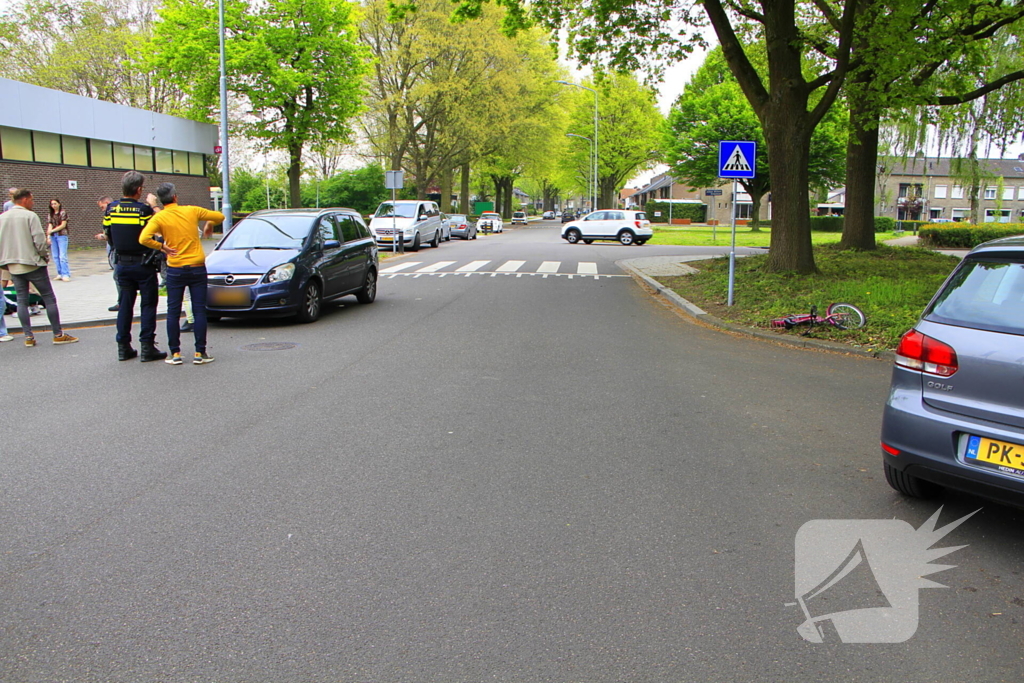 Kind op fiets aangereden door auto