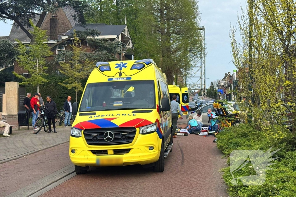 Motorrijder en bijrijder zwaargewond bij aanrijding