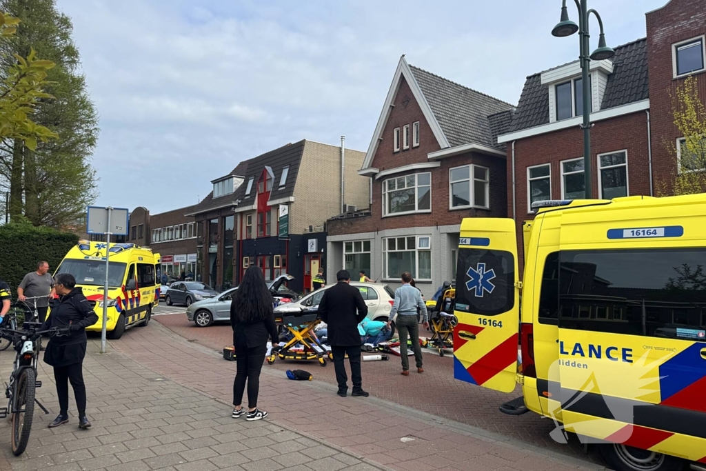 Motorrijder en bijrijder zwaargewond bij aanrijding