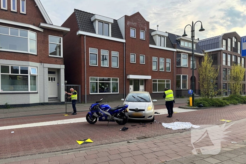 Motorrijder en bijrijder zwaargewond bij aanrijding