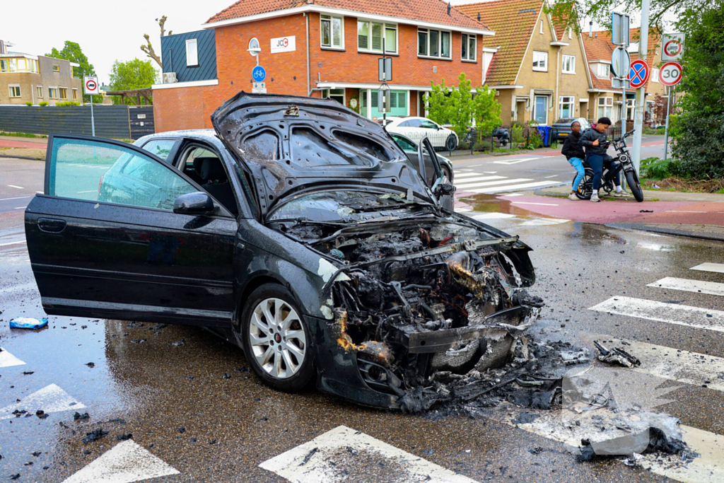 Auto vliegt spontaan in brand tijdens rit