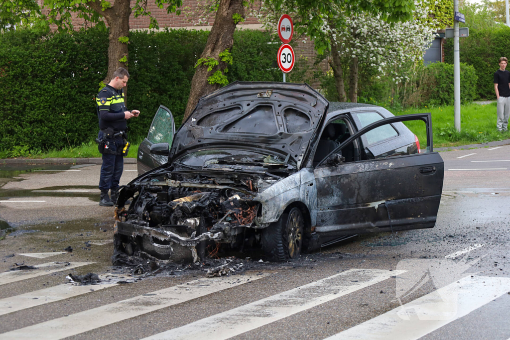 Auto vliegt spontaan in brand tijdens rit